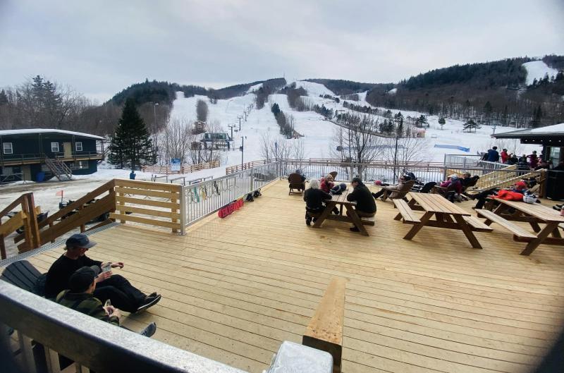 Station touristique Stoneham - Un terrasse face aux pentes pour relaxer Station touristique Stoneham - Un terrasse face aux pentes pour relaxer